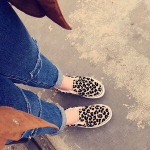 Women’s Canvas Casual Leopard Slip On Shoes Size 9.5 US!